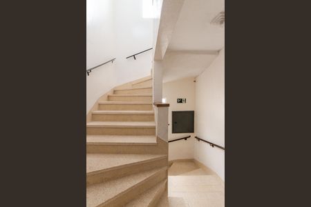 Apartamento à venda com 45m², 1 quarto e sem vaga Apartamento à venda com 45m², 1 quarto e sem vagaEscada