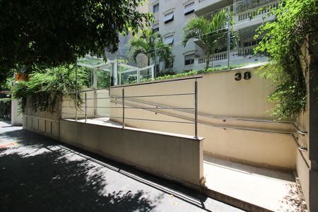 Apartamento à venda com 120m², 2 quartos e 1 vaga Apartamento à venda com 120m², 2 quartos e 1 vagaFachada