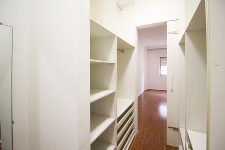 Apartamento à venda com 120m², 2 quartos e 1 vaga Apartamento à venda com 120m², 2 quartos e 1 vagaCloset da Suíte