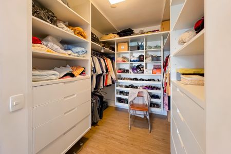 Apartamento à venda com 111m², 2 quartos e 1 vaga Apartamento à venda com 111m², 2 quartos e 1 vagaCloset da suíte