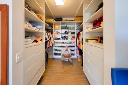 Apartamento à venda com 111m², 2 quartos e 1 vaga Apartamento à venda com 111m², 2 quartos e 1 vagaCloset da suíte