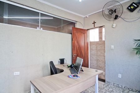 Casa à venda com 209m², 3 quartos e 3 vagas Casa à venda com 209m², 3 quartos e 3 vagasEscritório