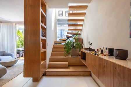 Apartamento à venda com 103m², 2 quartos e 2 vagasEscada