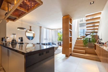 Apartamento à venda com 103m², 2 quartos e 2 vagasEscada