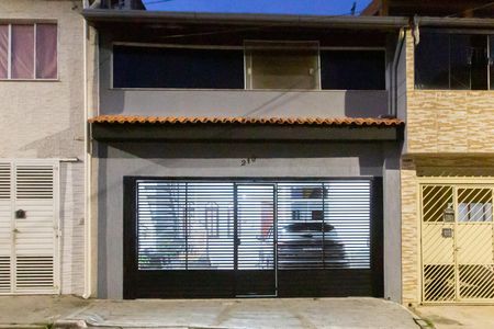 Casa à venda com 298m², 2 quartos e 2 vagas Casa à venda com 298m², 2 quartos e 2 vagasFachada