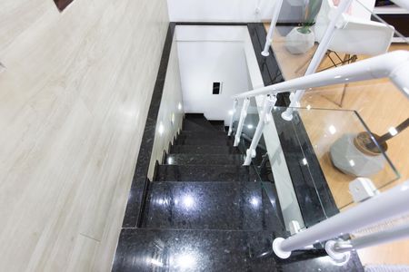 Casa à venda com 298m², 2 quartos e 2 vagas Casa à venda com 298m², 2 quartos e 2 vagasEscada