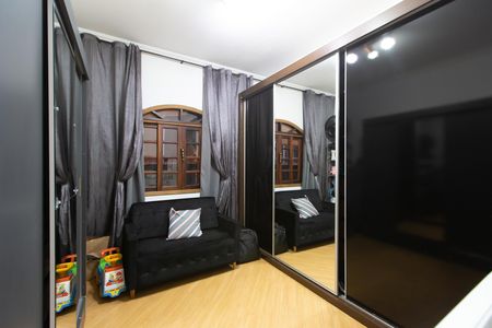 Casa à venda com 298m², 2 quartos e 2 vagas Casa à venda com 298m², 2 quartos e 2 vagasCloset