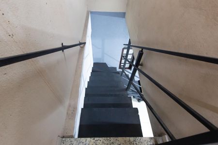 Casa à venda com 298m², 2 quartos e 2 vagas Casa à venda com 298m², 2 quartos e 2 vagasEscada
