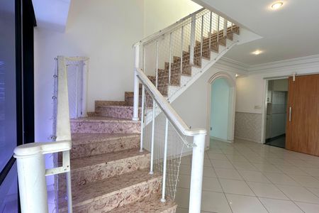 Apartamento à venda com 272m², 4 quartos e 2 vagasEscada