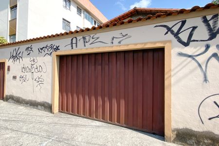 Casa à venda com 62m², 2 quartos e 1 vaga Casa à venda com 62m², 2 quartos e 1 vagaFachada