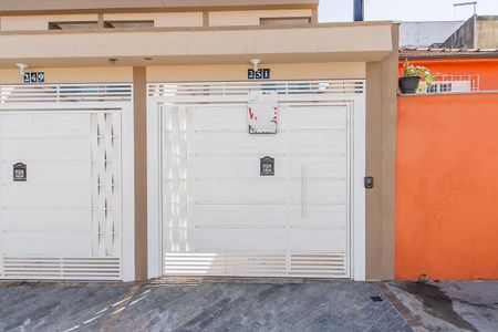 Casa à venda com 100m², 3 quartos e 2 vagas Casa à venda com 100m², 3 quartos e 2 vagasFachada