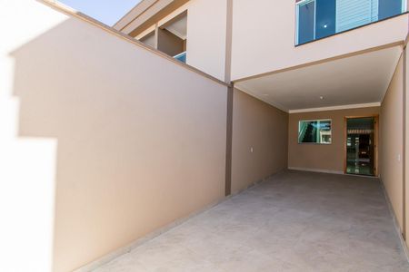Casa à venda com 100m², 3 quartos e 2 vagas Casa à venda com 100m², 3 quartos e 2 vagasGaragem