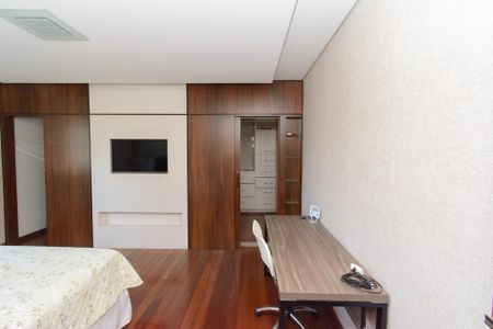 Casa à venda com 500m², 3 quartos e 8 vagas Casa à venda com 500m², 3 quartos e 8 vagasSuíte Master