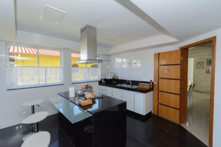 Casa à venda com 500m², 3 quartos e 8 vagas Casa à venda com 500m², 3 quartos e 8 vagasCozinha
