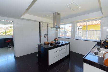 Casa à venda com 500m², 3 quartos e 8 vagas Casa à venda com 500m², 3 quartos e 8 vagasCozinha