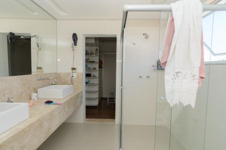Casa à venda com 500m², 3 quartos e 8 vagas Casa à venda com 500m², 3 quartos e 8 vagasBanheiro da Suíte Master