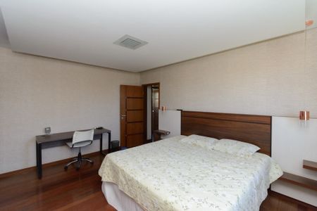 Casa à venda com 500m², 3 quartos e 8 vagas Casa à venda com 500m², 3 quartos e 8 vagasSuíte Master