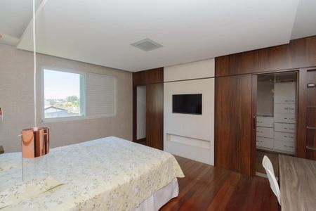 Casa à venda com 500m², 3 quartos e 8 vagas Casa à venda com 500m², 3 quartos e 8 vagasSuíte Master