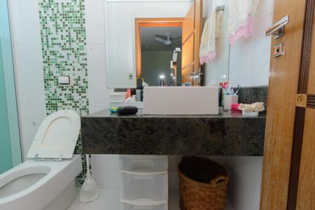 Banheiro da Suite 1 de casa à venda com 3 quartos, 500m² em Jardim Riacho das Pedras, Contagem