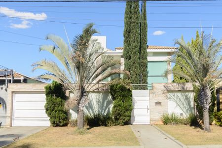 Fachada de casa à venda com 3 quartos, 500m² em Jardim Riacho das Pedras, Contagem