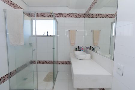 Casa à venda com 500m², 3 quartos e 8 vagas Casa à venda com 500m², 3 quartos e 8 vagasBanheiro da Suite 2