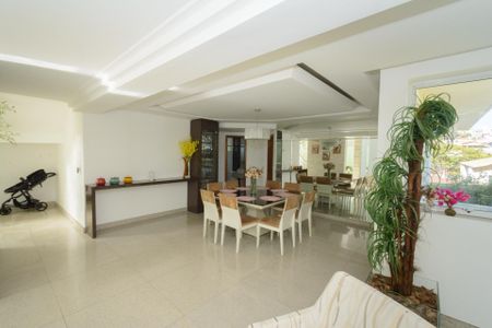 Casa à venda com 500m², 3 quartos e 8 vagas Casa à venda com 500m², 3 quartos e 8 vagasSala