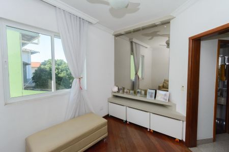 Casa à venda com 500m², 3 quartos e 8 vagas Casa à venda com 500m², 3 quartos e 8 vagasSala 2