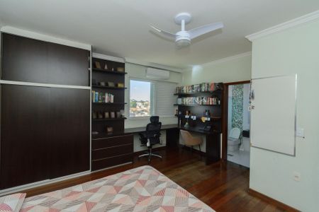 Casa à venda com 500m², 3 quartos e 8 vagas Casa à venda com 500m², 3 quartos e 8 vagasSuíte 1