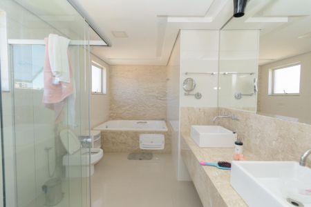 Casa à venda com 500m², 3 quartos e 8 vagas Casa à venda com 500m², 3 quartos e 8 vagasBanheiro da Suíte Master