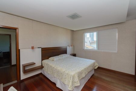 Casa à venda com 500m², 3 quartos e 8 vagas Casa à venda com 500m², 3 quartos e 8 vagasSuíte Master