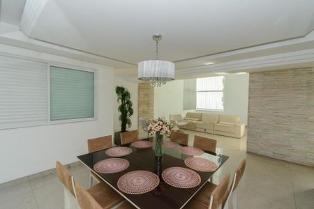 Casa à venda com 500m², 3 quartos e 8 vagas Casa à venda com 500m², 3 quartos e 8 vagasSala