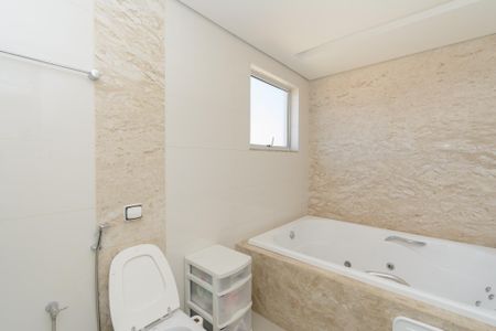 Casa à venda com 500m², 3 quartos e 8 vagas Casa à venda com 500m², 3 quartos e 8 vagasBanheiro da Suíte Master
