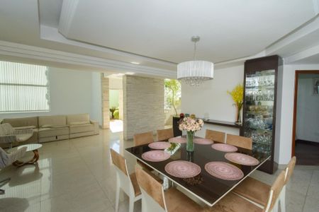Casa à venda com 500m², 3 quartos e 8 vagas Casa à venda com 500m², 3 quartos e 8 vagasSala