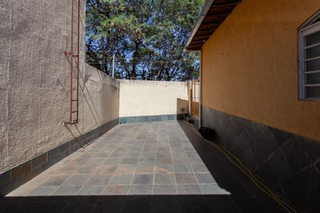 Casa à venda com 328m², 3 quartos e 6 vagasQuintal