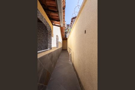 Casa à venda com 328m², 3 quartos e 6 vagasCorredor Lateral