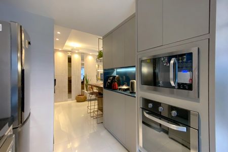 Apartamento à venda com 95m², 3 quartos e 2 vagas Apartamento à venda com 95m², 3 quartos e 2 vagasCozinha e Área de Serviço