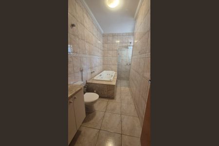 Casa de condomínio à venda com 242m², 4 quartos e 4 vagasBanheiro