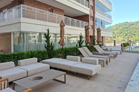 Apartamento para alugar com 121m², 3 quartos e 3 vagas Apartamento para alugar com 121m², 3 quartos e 3 vagasÁrea comum - Piscina