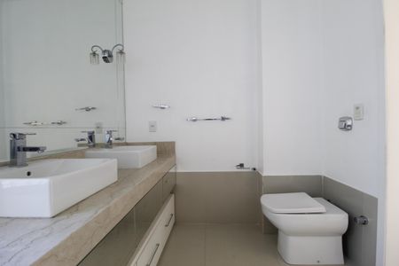 Casa à venda com 300m², 4 quartos e 2 vagasBanheiro da Suíte 2