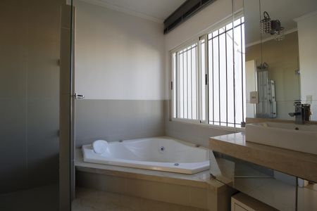 Casa à venda com 300m², 4 quartos e 2 vagasBanheiro da Suíte 2