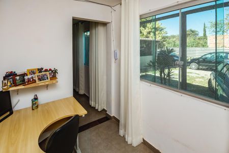 Casa à venda com 160m², 4 quartos e 2 vagasEscritório