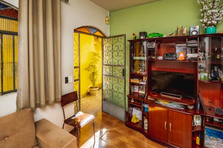 Casa à venda com 180m², 2 quartos e 2 vagasSala