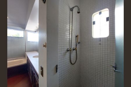 Casa à venda com 331m², 3 quartos e 6 vagasBanheiro Suíte 1