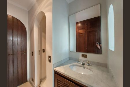 Casa à venda com 331m², 3 quartos e 6 vagasBanheiro Suíte 2