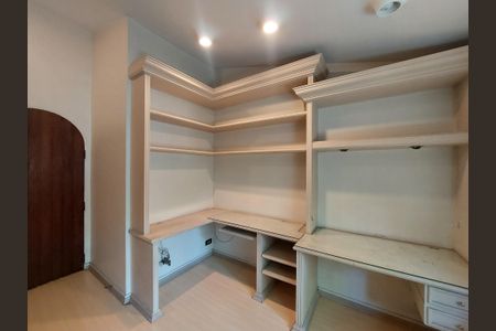 Casa à venda com 331m², 3 quartos e 6 vagasEscritório