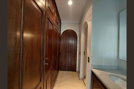 Casa à venda com 331m², 3 quartos e 6 vagasBanheiro Suíte 2