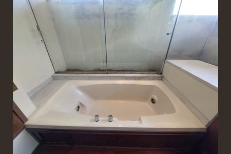 Casa à venda com 331m², 3 quartos e 6 vagasBanheiro Suíte 1