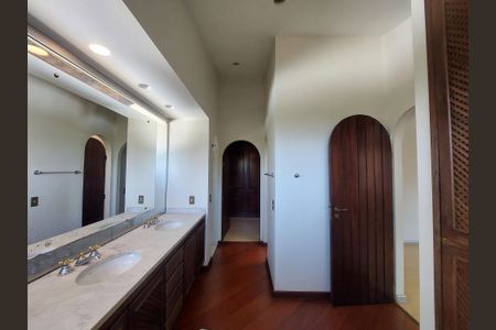 Casa à venda com 331m², 3 quartos e 6 vagasBanheiro Suíte 1