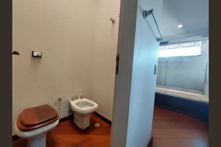 Casa à venda com 331m², 3 quartos e 6 vagasBanheiro Suíte 1