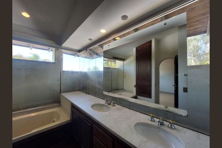 Casa à venda com 331m², 3 quartos e 6 vagasBanheiro Suíte 1